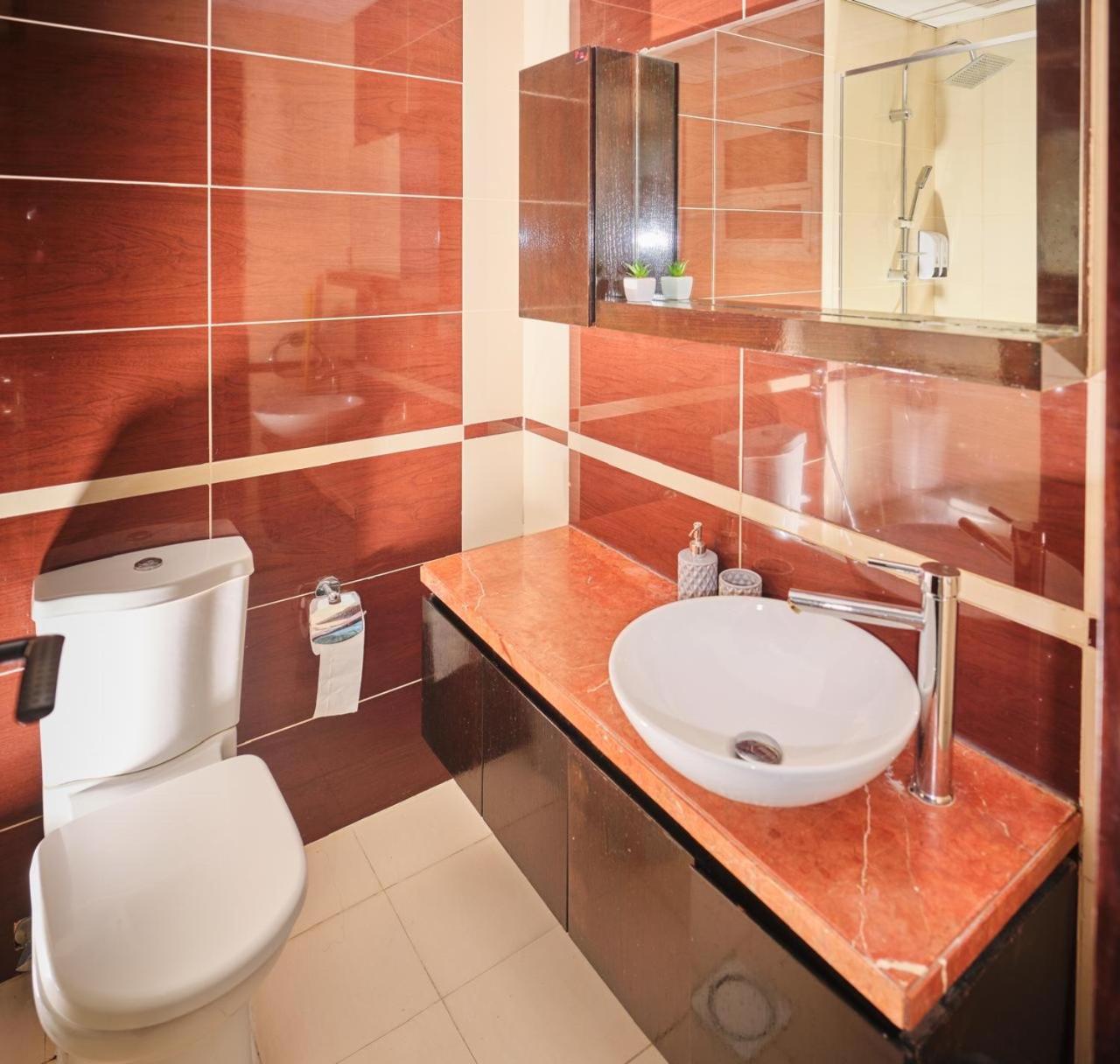 Wonderful Two Bed With Full Marina View Апартаменти